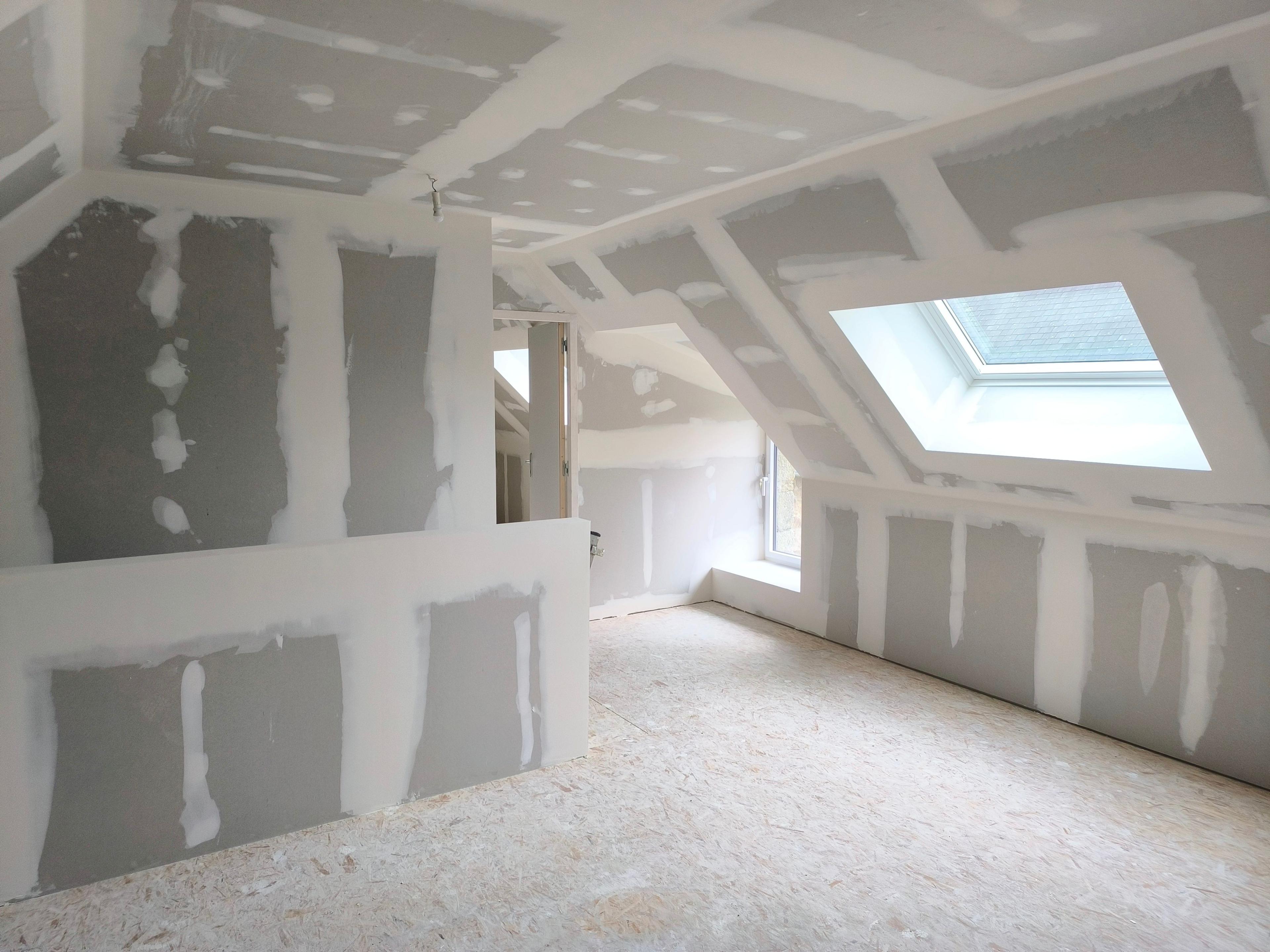 Création d'une chambre et d'un bureau dans les combles, avec remplacement des vélux, isolation et placo, renforts de charpente et rénovation de l'électricité