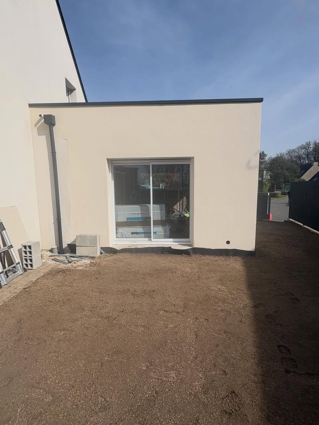 Création d’une extension pour un salon Implantation Terrassement Élévations agglos